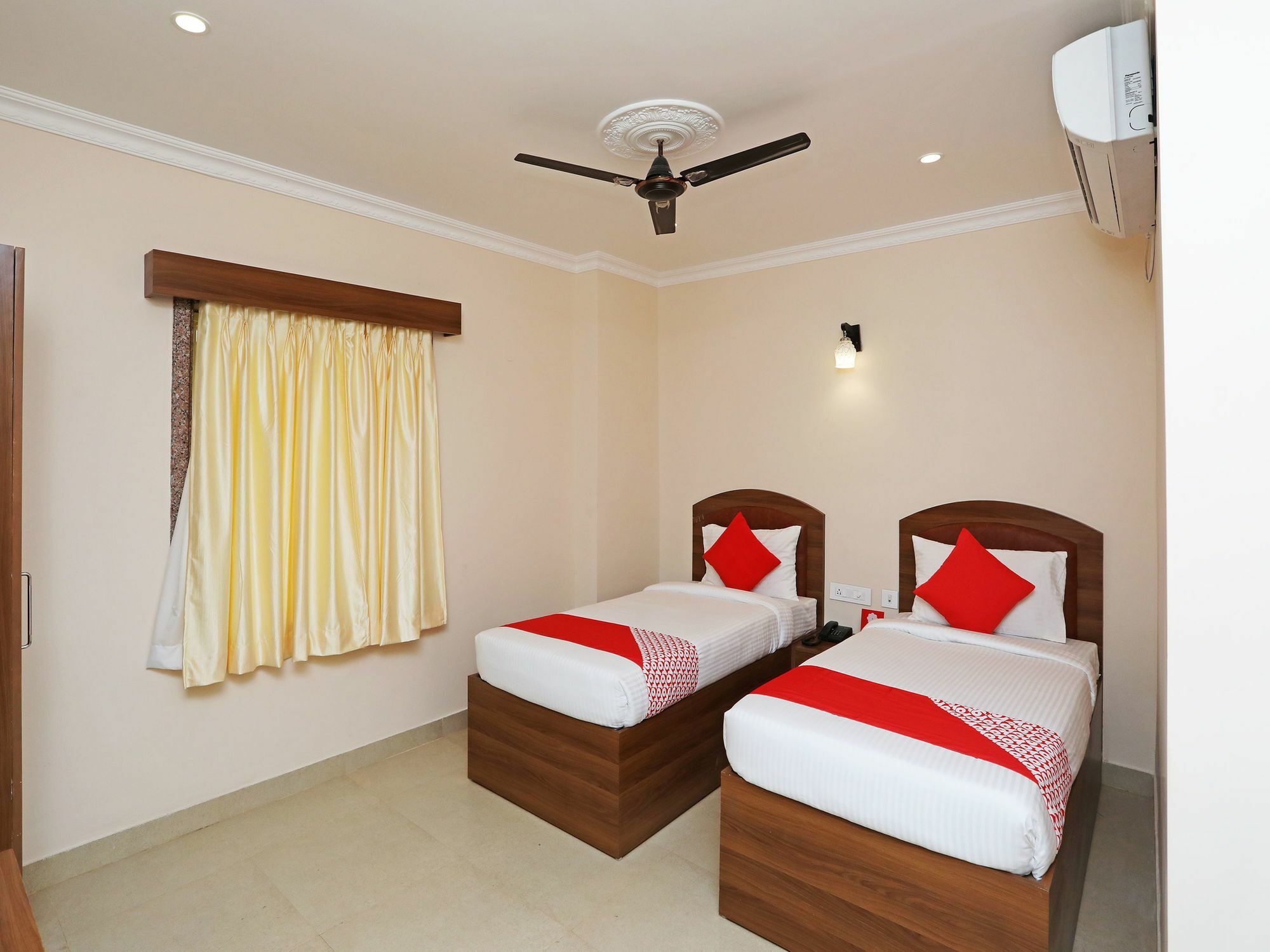 Hotel Oyo 13528 Kumud Plaza à Bhubaneswar Extérieur photo